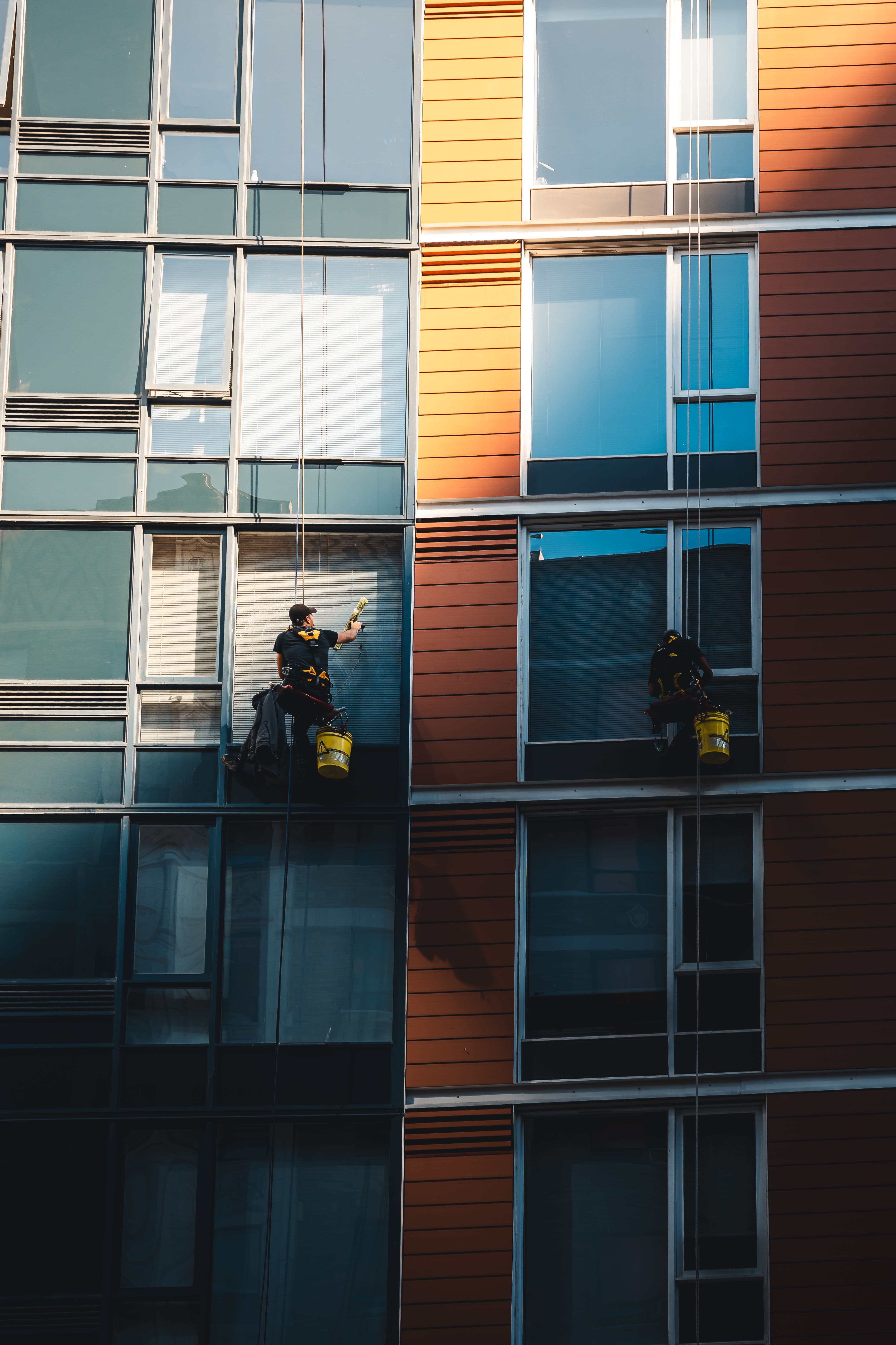 Managed building exterior with glazing suitable for window-cleaning planning